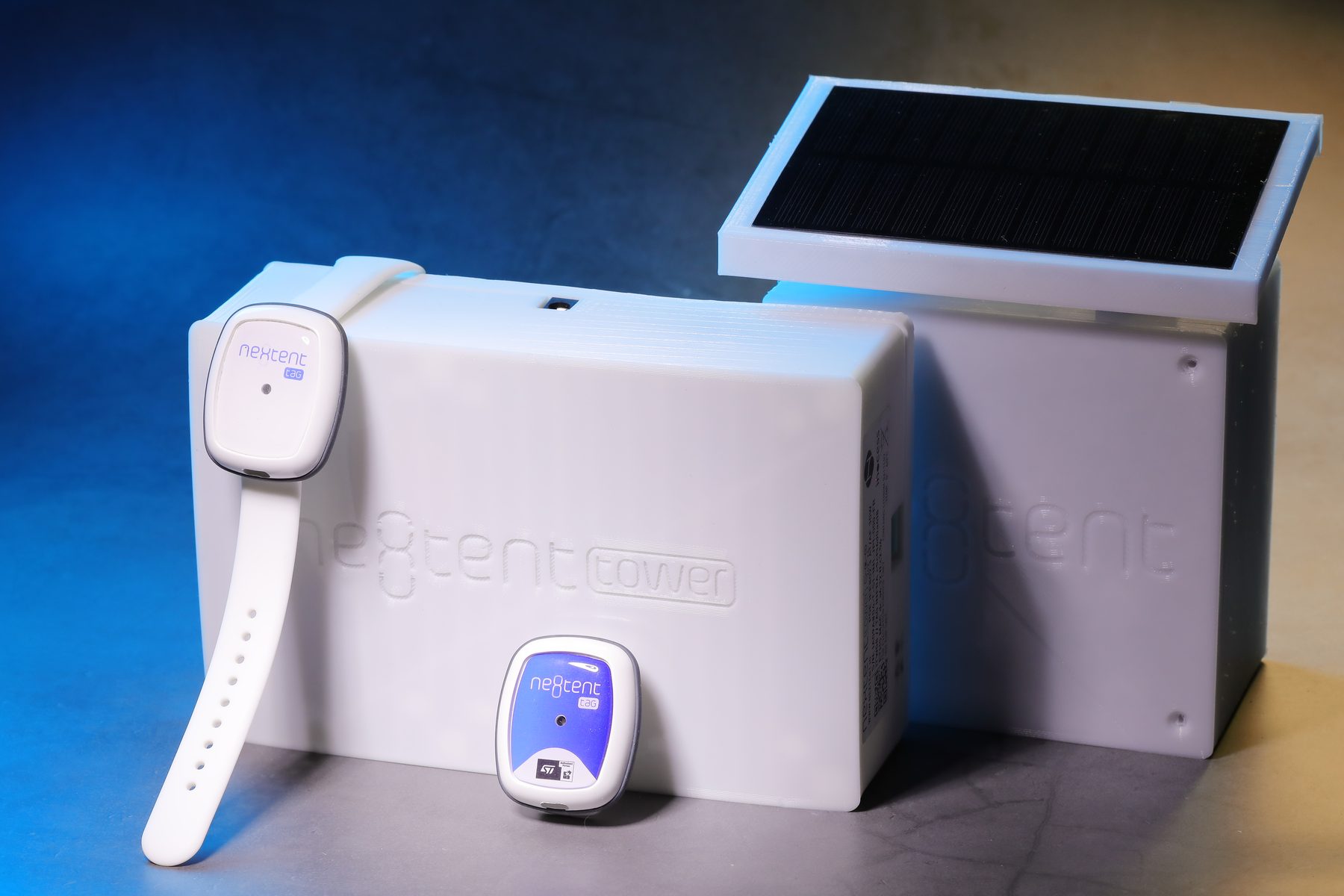La gamme Nextent Sensing : capteurs Nextent Tower, panneau solaire et Nextent Tag en bracelet et en badge